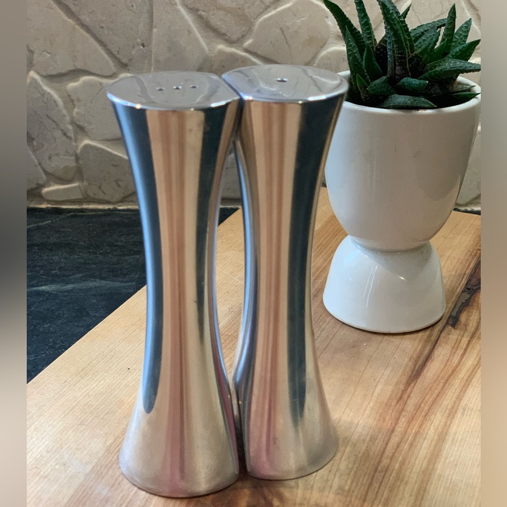 NAMBE | Kissing Silver Tone Metal | Salt & Pepper Shakers